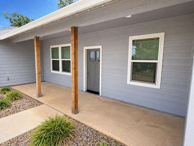 Foto del edificio - 3BR Home w/ 2-Car Garage, Tall ceilings & Upgraded Chef's Kitchen