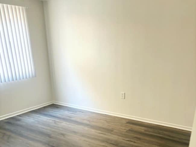 Building Photo - 13915 Oxnard St