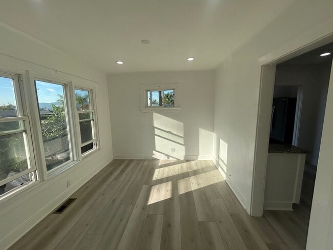 Building Photo - 217 N Bel Aire Dr