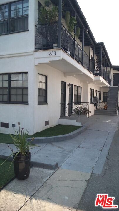 Primary Photo - 1233 Gordon St