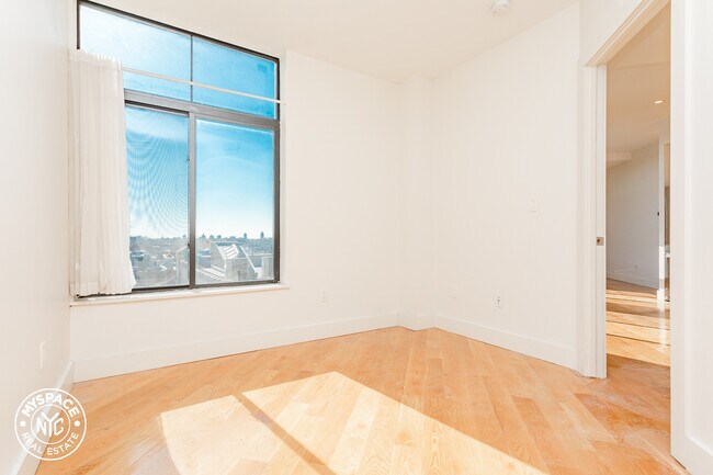 Foto del edificio - 55-27 Myrtle Ave
