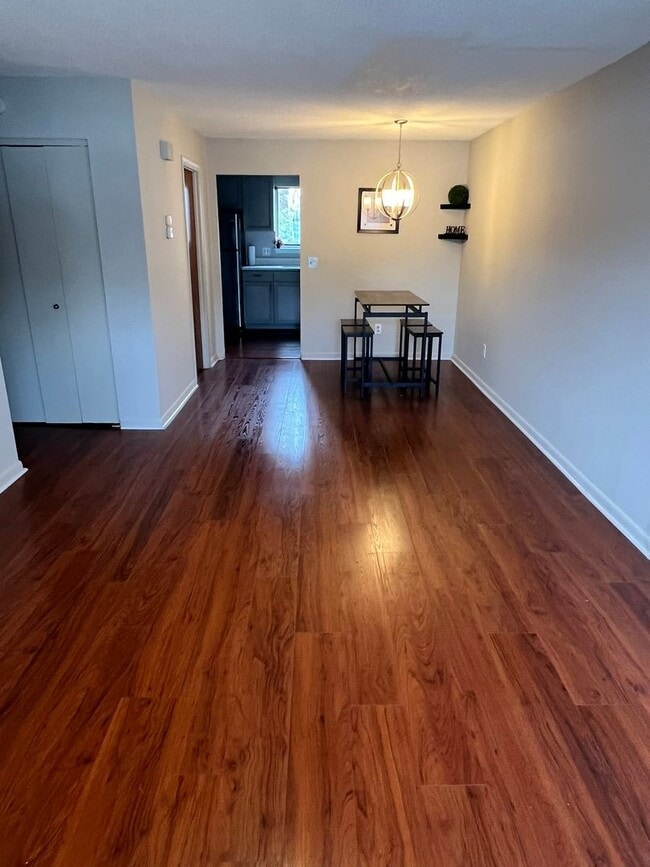Building Photo - Updated 2 Bedroom In The Coveted Chateau W...