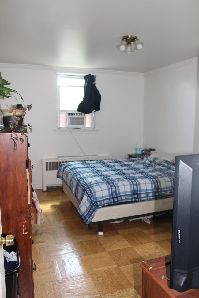 Bedroom 1 - 912 E Vernon Rd