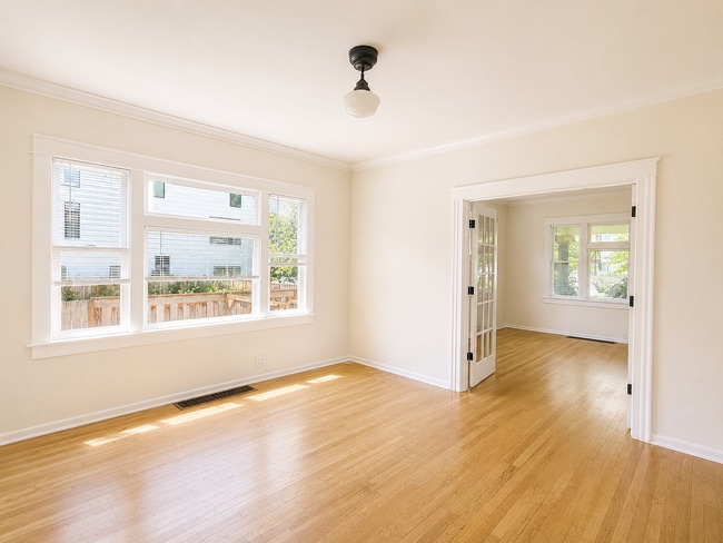 Building Photo - Spacious 5 Bedroom Home in N Portland with Hardwood Floors, Huge Basement & Fenced Yard!