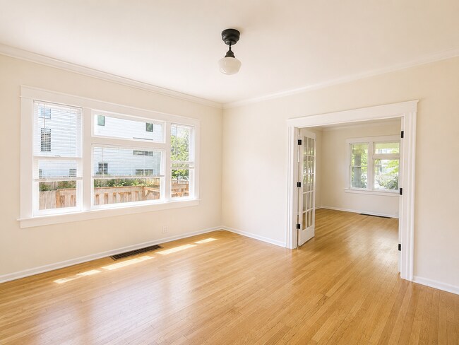Foto del edificio - Spacious 5 Bedroom Home in N Portland with Hardwood Floors, Huge Basement & Fenced Yard!