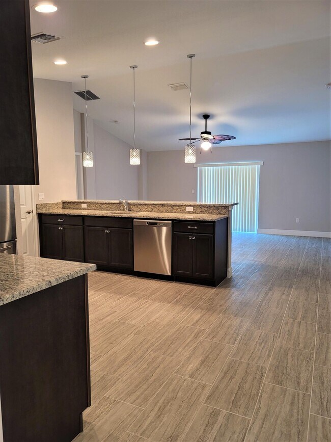 Foto del edificio - 459 SW Paar Dr