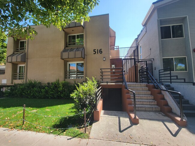 Building Photo - 516 Concord St