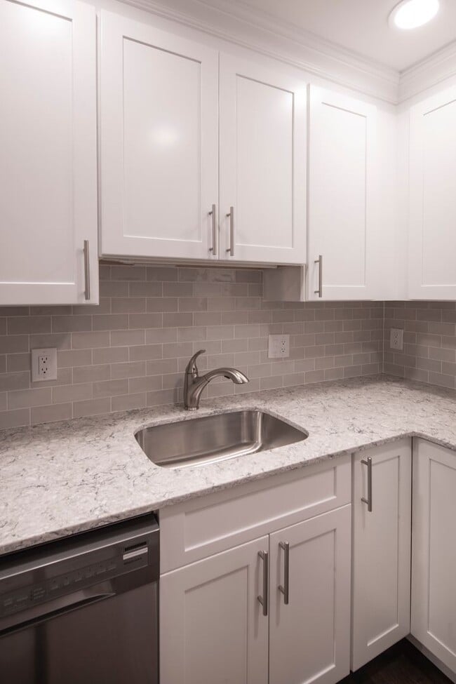 Interior Photo - Regency Manor: In-Unit Washer & Dryer, Col...