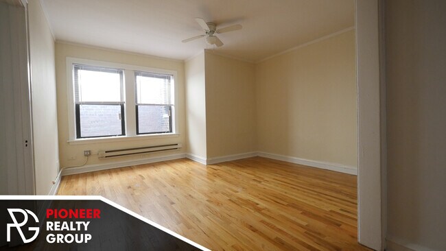 Foto del edificio - 546 W Wellington Ave