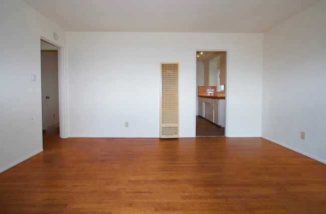 Building Photo - Centrally located 1 Bedroom 1 Bath Apartment Near SDSU & Talmadge!