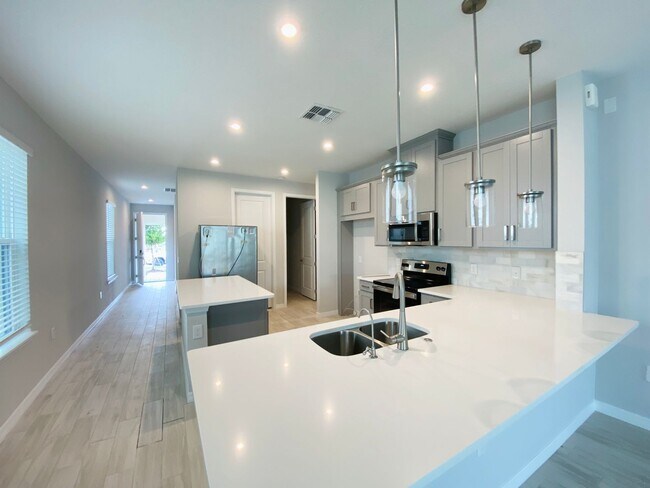 Foto del edificio - Brand New House in Gated Community for Rent