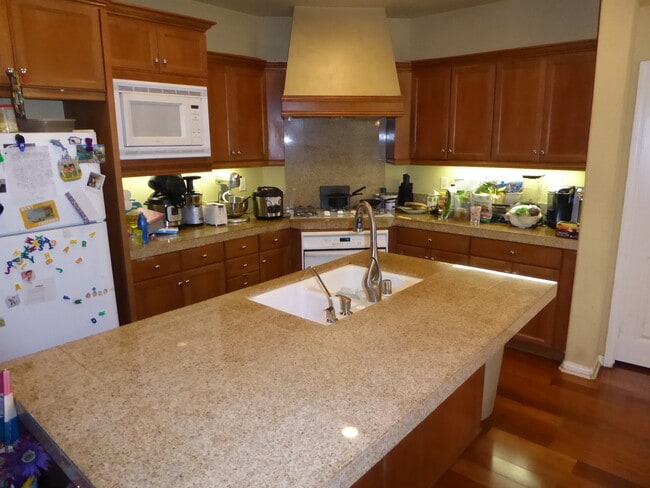 Building Photo - COMING SOON! 4 Bedroom Home in the Canyon Gate Community in Newhall!