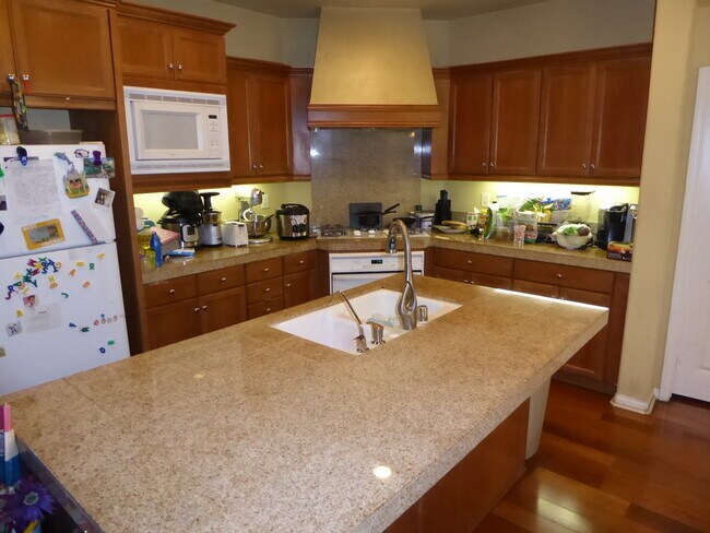 Foto del edificio - COMING SOON! 4 Bedroom Home in the Canyon Gate Community in Newhall!