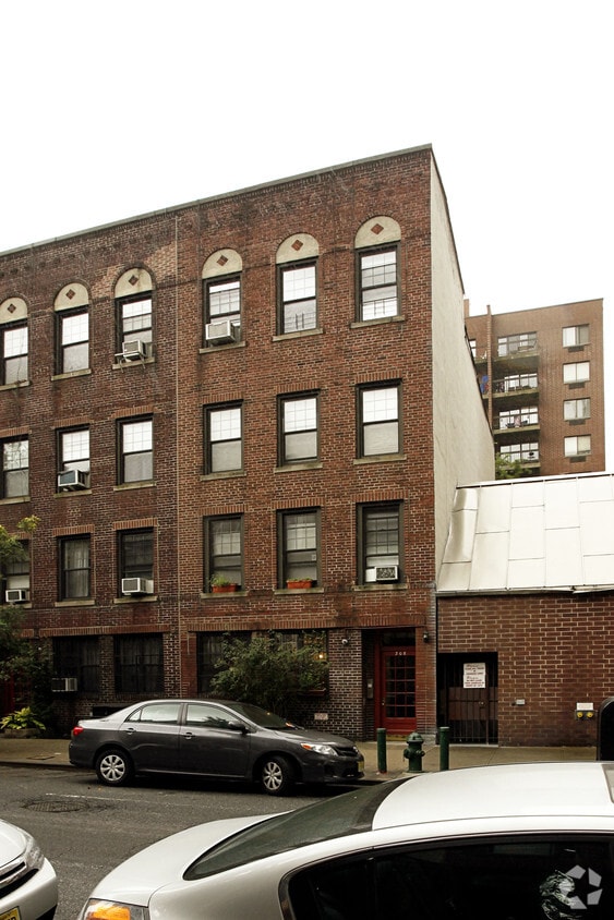Building Photo - 208 E 31st St