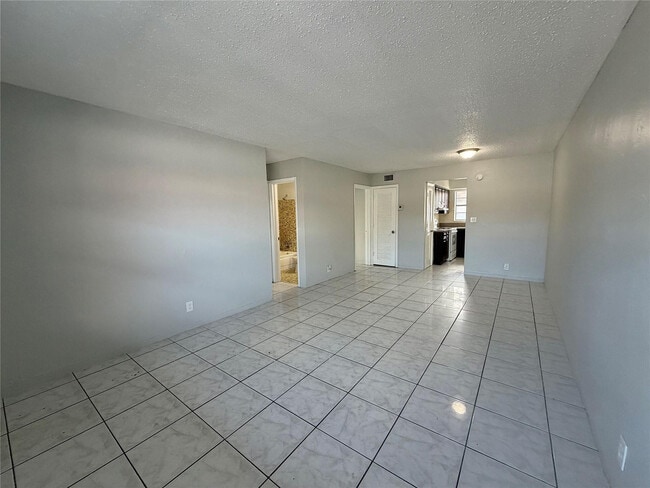 Building Photo - 874 SW 10th Dr