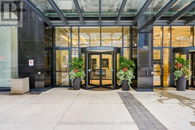 Photo du bâtiment - 4955 Yonge St