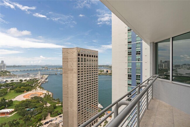 Foto del edificio - 325 S Biscayne Blvd