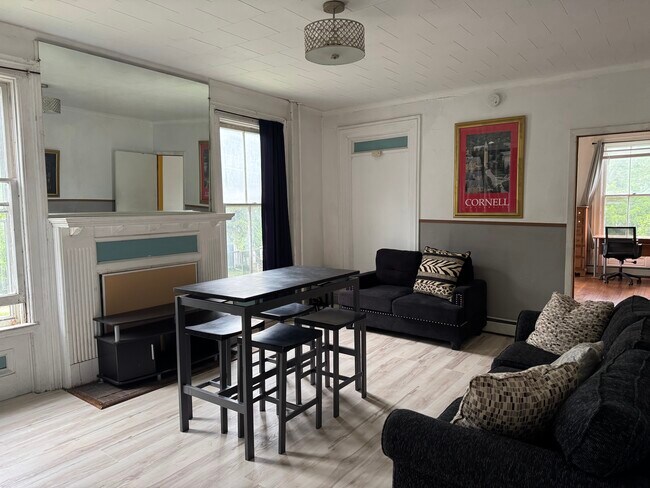 Foto del edificio - 103 College Ave (2026-2027)