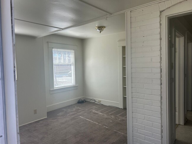 Building Photo - MidTown 1 Bed 1 Bath Home