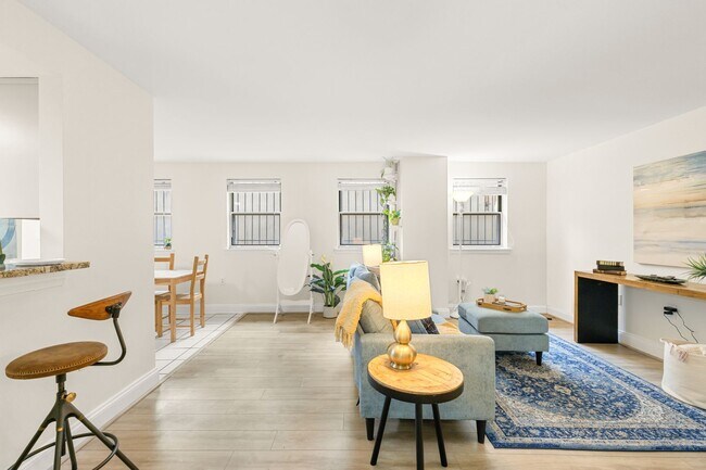 Foto del edificio - Spacious & Conveniently Located 2br/2ba on U St Corridor!