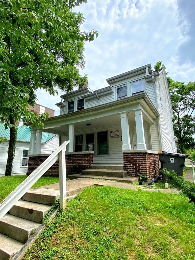 Building Photo - *2027* 4 Bed House!! Great Spot!!