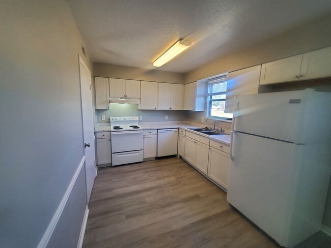 Foto del edificio - Beautifully Updated 2-Bedroom Townhome with Washer/Dryer Hookups!