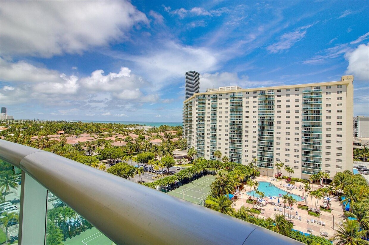 Foto principal - 19380 Collins Ave