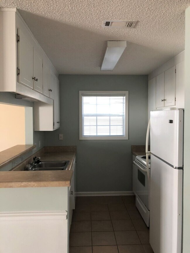Building Photo - WAKEFIELD SUBDIVISION - Double Garage!  GR...