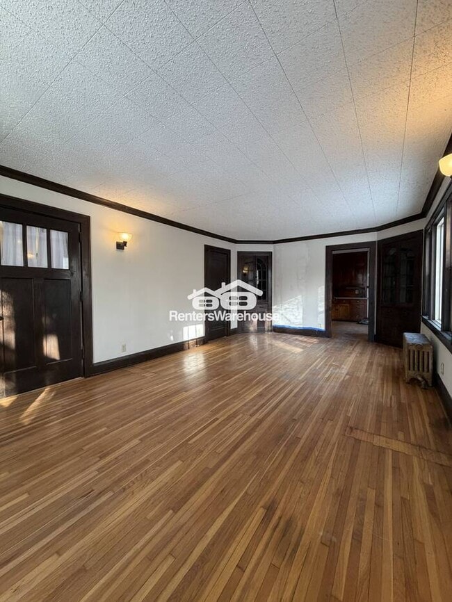 Building Photo - Available Now Spacious 1 bedroom 1 bath lower unit in Columbia Heights