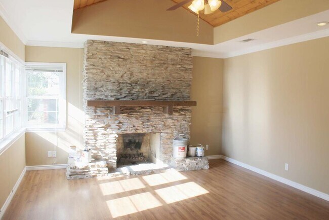 Building Photo - 2102 Live Oak St