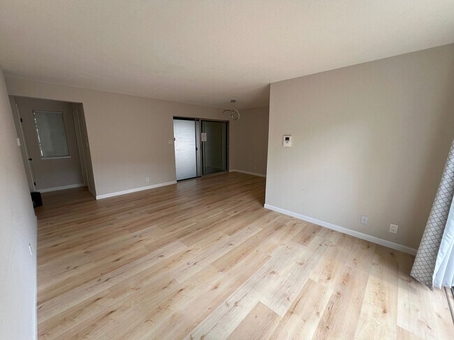 Foto del edificio - UPDATED TOWNHOME, COMMUNITY POOL, BRIGHT R...