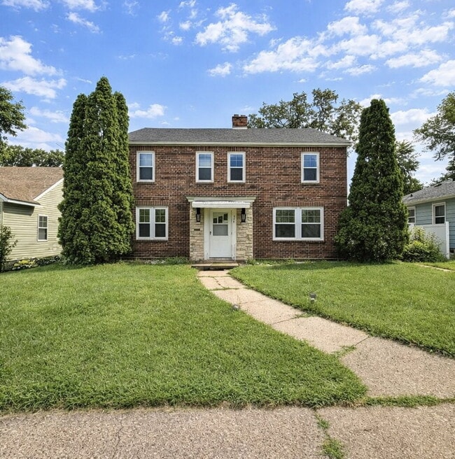 Building Photo - Nice 3 bed 1 bath Unit in Triplex with attached garage!