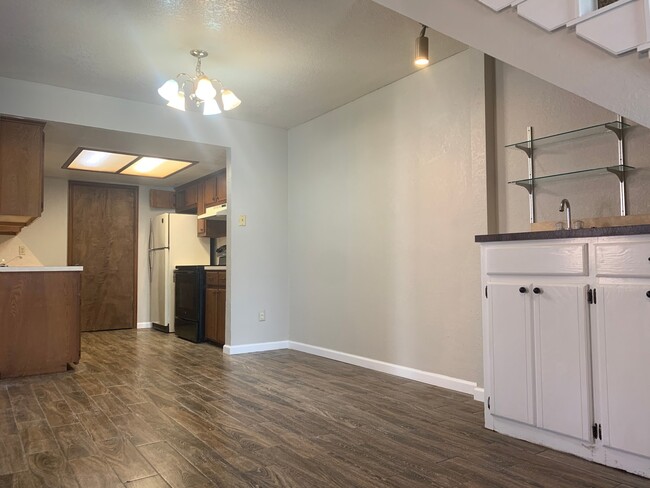 Foto del edificio - Westside Duplex for Lease near Sooner Mall!!!