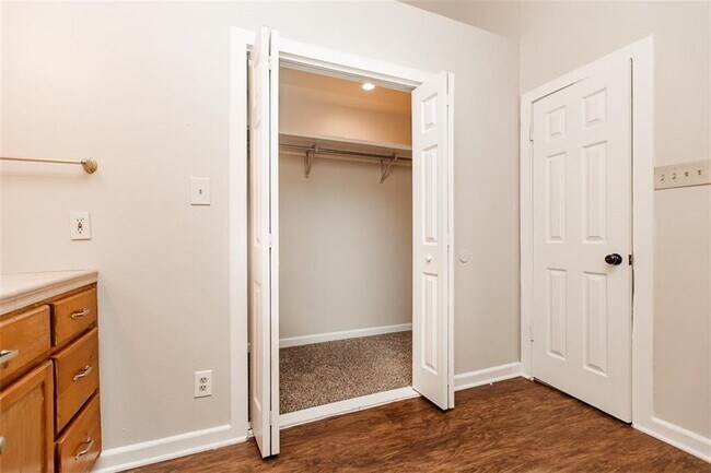 Building Photo - 208 S Cougar Ave
