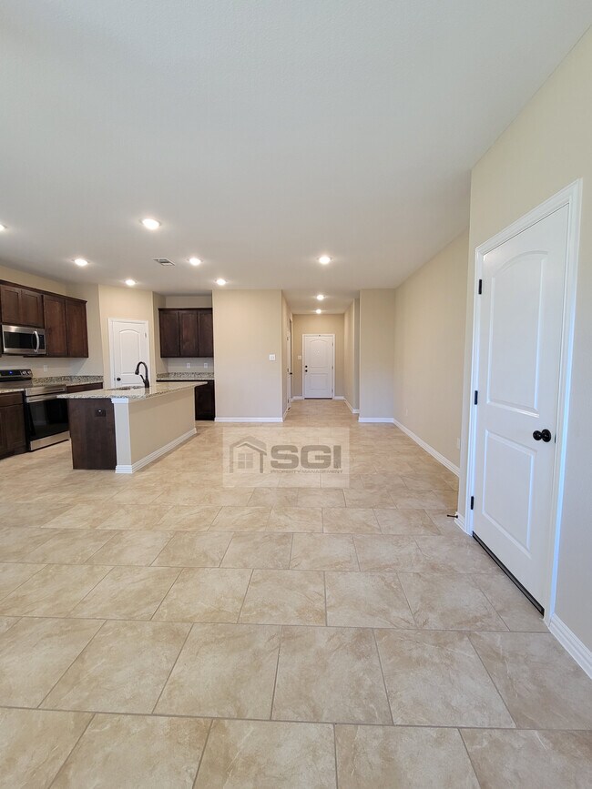 Building Photo - 123 Canales Cir
