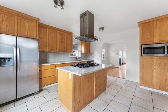 Foto del edificio - Spacious 6 Bed 2 Bath Home- N Portland Charmer!
