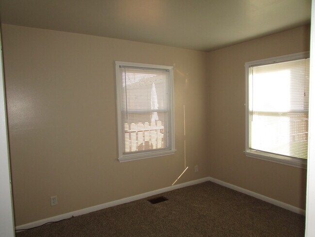 Building Photo - 2 BEDROOM | 1 BATH | SINGLE GARAGE | ROBBI...