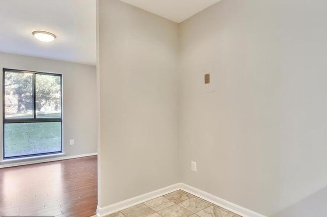 Building Photo - 2056 Royal Fern Ct