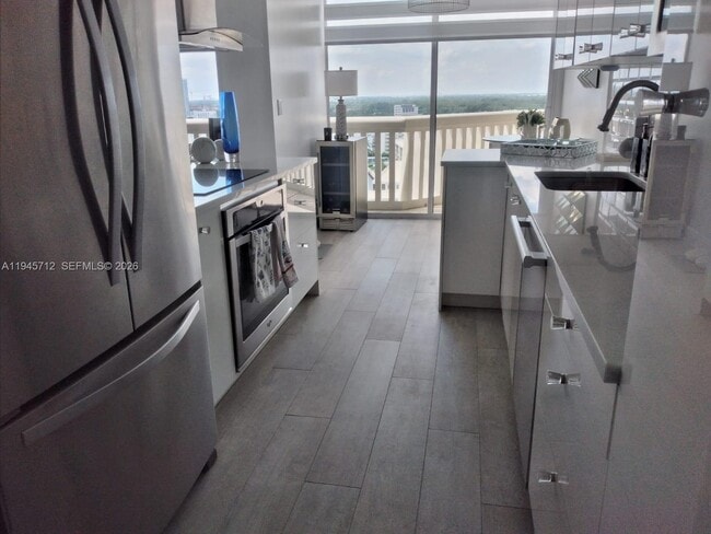 Foto del edificio - 1000 W Island Blvd