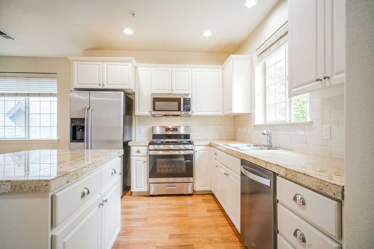 2/2.5 bth Townhome + Garage + A/C + W/D + Balcony + Pets Welcome!! - 2/2.5 bth Townhome + Garage + A/C + W/D + Balcony + Pets Welcome!!