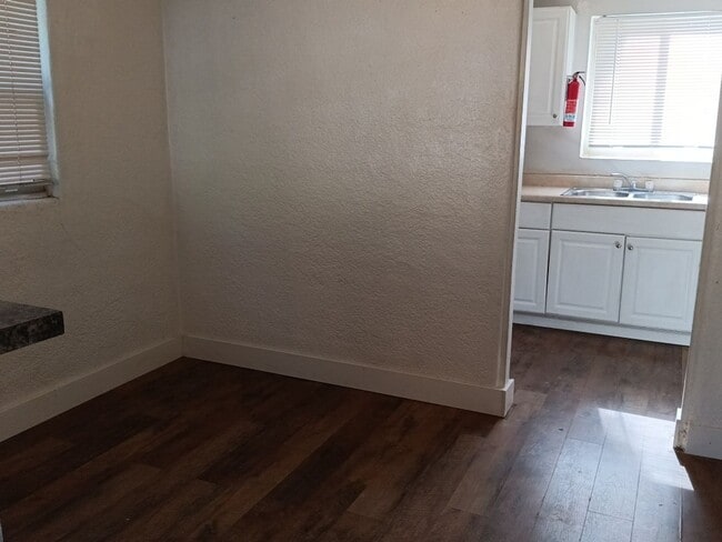 Building Photo - 2-bedroom, 1-bathroom home located in the vibrant city of Albuquerque