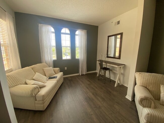 Foto del edificio - Furnished 2 bedroom 2 bathroom condo