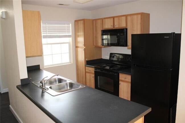 Foto del edificio - 815 Woodside Creek Dr