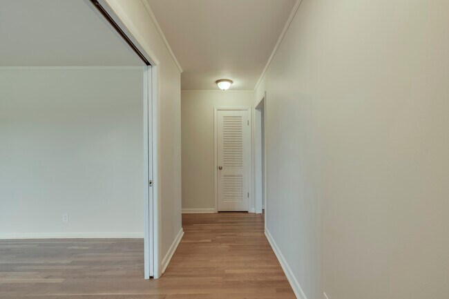 Building Photo - 709 Lakeview Dr