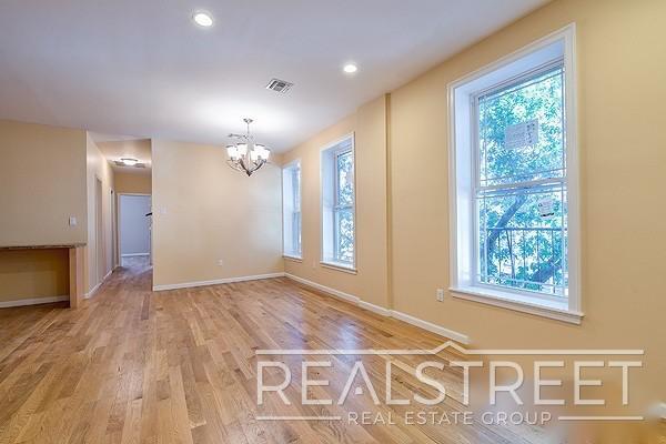 Foto del edificio - Renovated 3 BR 2 BA in Crown Heights