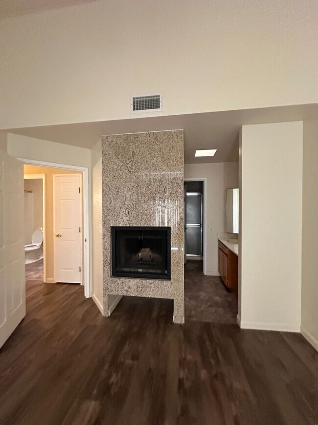 Building Photo - 2 Bed 2 Bath, Fabulous guard gated La Paloma!