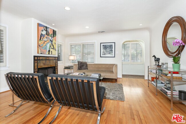 Foto del edificio - 8933 Dorrington Ave