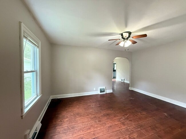 Building Photo - Lower 2 bedroom near Downtown Beloit