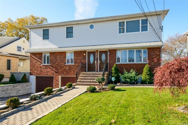 Building Photo - 171 Roslyn Rd