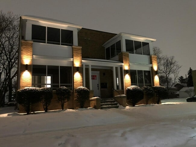 Building Photo - 301 S Pleasant St